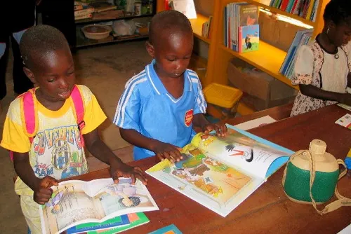 Enfants lisant dans un espace de lecture